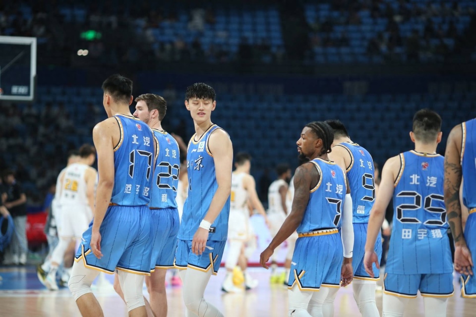 重庆队在比赛中打出高效进攻,轻松压制对手 重庆队在比赛中打出高效进攻,轻松压制对手