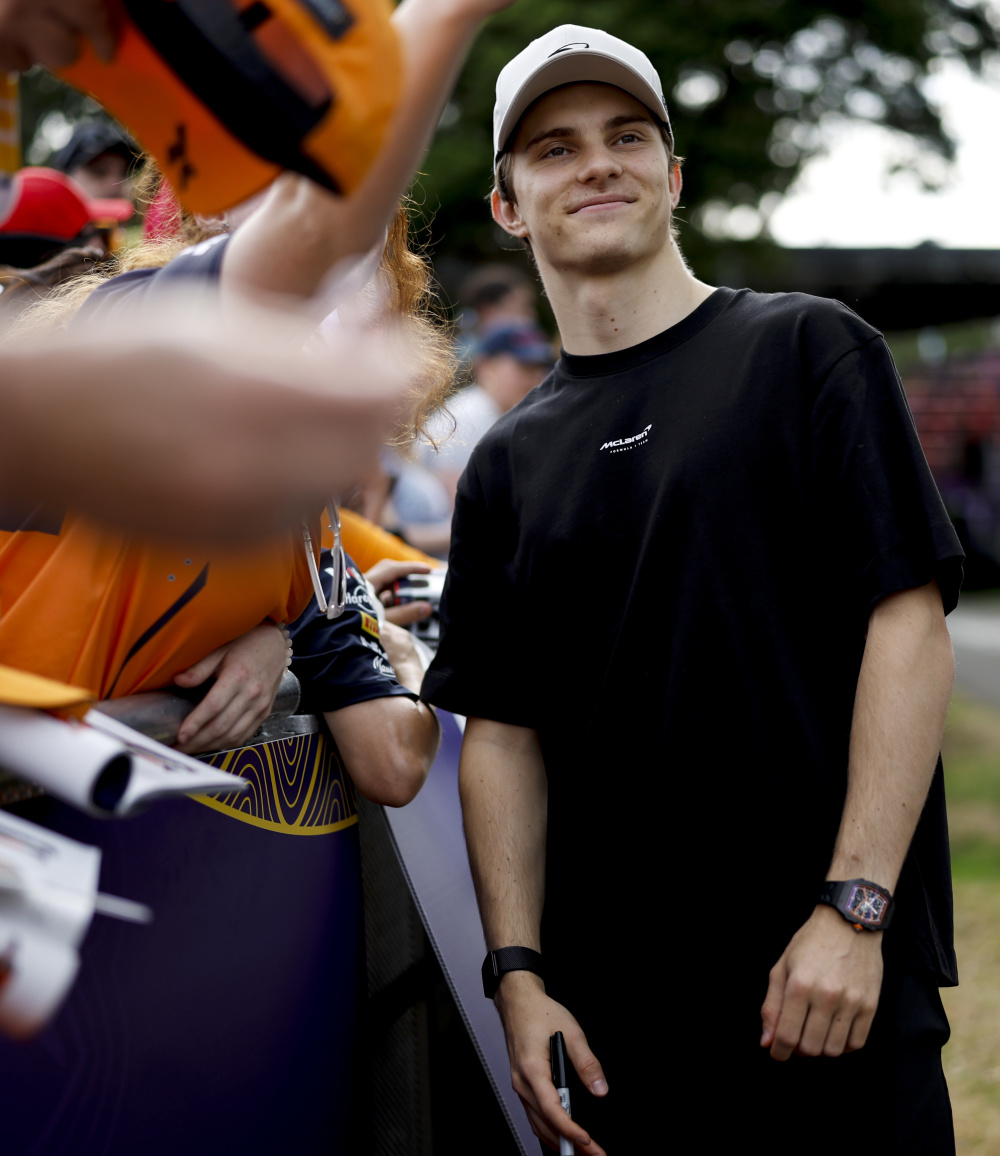 哈斯车队完胜红牛二队，皮亚斯特里点燃赛场